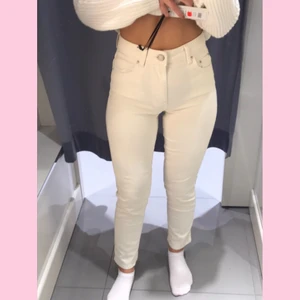 Jeans - Säljer dessa assnygga jeans från gina då jag tyvärr aldrig använder vita jeans😢 Dem är som nya, endast använda en gång.