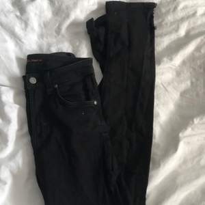 Svarta jeans med slits från Nudie Jeans, säljer då de inte passar mig längre. En aning små i midjan. Frakt tillkommer <3