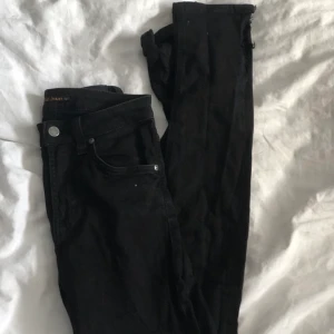 Svarta jeans med slits - Svarta jeans med slits från Nudie Jeans, säljer då de inte passar mig längre. En aning små i midjan. Frakt tillkommer <3