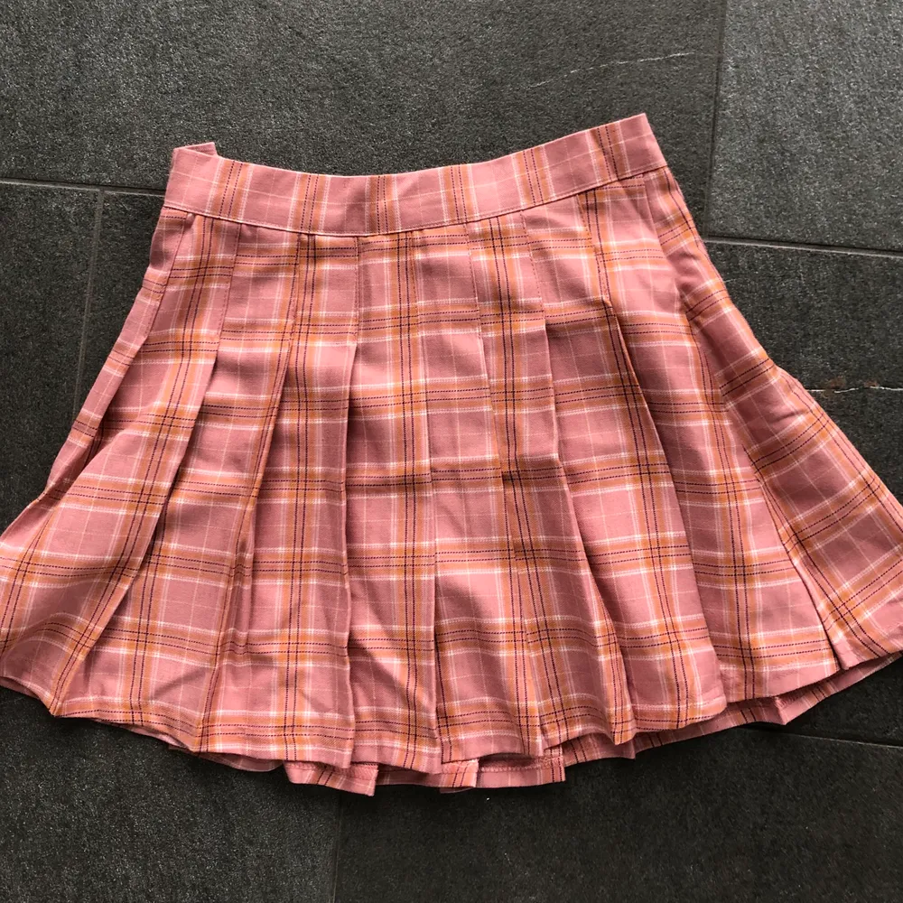 Så snygg och populär pleated mini skirt, denna är i rosa och sitter så fint på, passar till så många olika stilar som soft girl, Y2K och mall goth. Den är i perfekt skick. Kjolar.