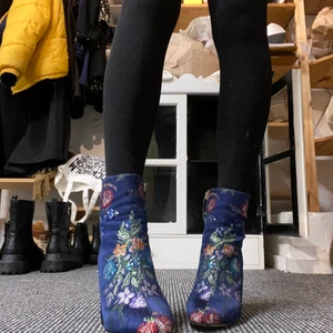 Blommiga klackar - Jättefina klackskor med blommönster köpta på Zara! Lite tjata på mig som är 39 men passar nog 38,5-39. Inte superslitna men ändå använda 🤍