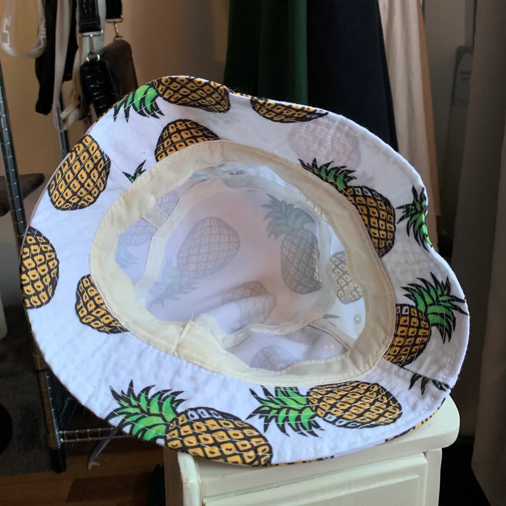 säljer min fina buckethat med ananaser, köpt second hand. omkrets 56cm. bud i kommentarerna om många är intresserade! alla kläder tvättas och sprayas med washologi innan de skickas🍄 . Accessoarer.