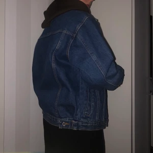 Vintage Levis JeansJacka - oversized fit - Vintage Levis jacka i mörkblå jeanstyg, köpt på 90-talet. Bra skick och sitter super snyggt! Mellan oversized fit, jackan är i storlek S och jag har vanligtvis M i jackor och den sitter ändå perfekt! (Passar både män och kvinnor)