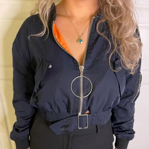 Bomberjacka - En jättesnygg marinblå bomberjacka med dragkedja både bak och fram! 200kr+frakt!