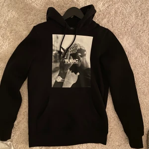 Tupac hoodie - Säljer min Tupac hoodie som är i nyskick! Nypriset är 700kr,säljer då jag inte använder den💞