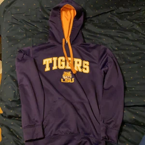 College Hoodie , LSU University. - Trendig Collage hoodie i perfekt skick. Den är köpt nydligen men har inte fått någon användning så säljer ist. Köpt i Louisiana. Storlek - S/M, 