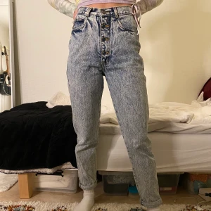 Jeans - Jeans köpta second hand, använda av mig ca 2 gånger! Sitter sjukt bra i midjan, enda skavanken är en liten fläck sedan innan jag köpte dem, men den syns knappt! 