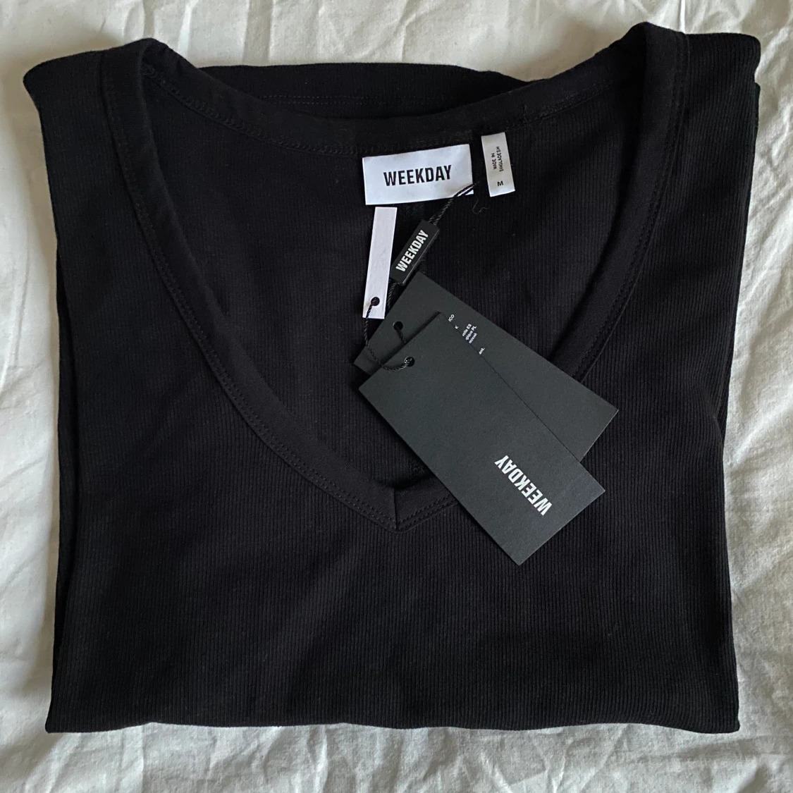 Svart ribbad v-neck t-shirt 