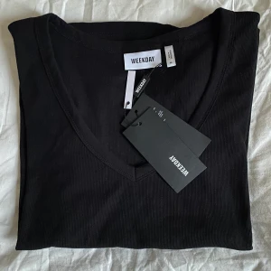 Svart ribbad v-neck t-shirt  - En snygg basic t-shirt i nyskick som passar alla. Passar också till alla outfits eftersom den är så himla snygg och stilren. Jag har dock aldrig fått användning av den eftersom att jag redan har en likadan. Nyskick, köpte för 150kr 