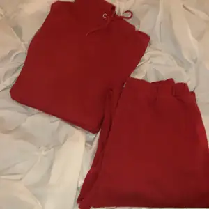 Röd mjukissätt från märket stay, hoodie och byxor i storlek M (sällan använda) 
