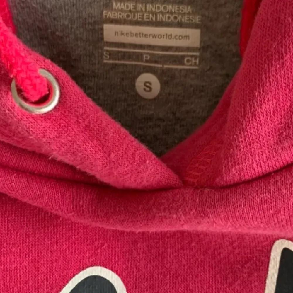 Säljer min jätte snygga Nike hoodie i storlek s! Passar till absolut allt och är jätte bekväm ❤️❤️. Hoodies.