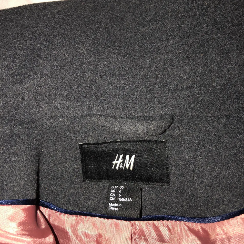 En mörkgrå kappa ifrån H&M i väldigt fint skick. Den är i strl 36, vilket motsvarar strl S. Knappt använd utan den är som ny. Väldigt skön till vintern/hösten, men inte min stil. Pris kan diskuteras!. Jackor.