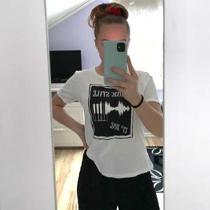 Vit t-shirt - en vit t-shirt med svart tryck 🤍🖤 från Rut&circle