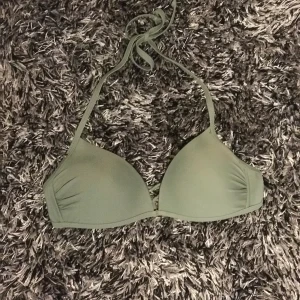 Bikini - Båda delarna är i storlek M men skulle säga att överdelen är en S. 60kr styck eller 100kr för båda. Frakt tillkommer.
