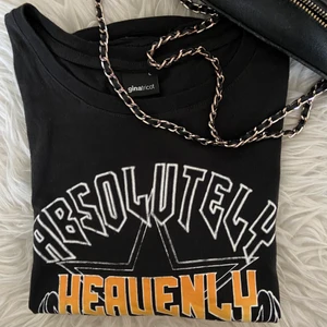 T shirt - Säljer denna rockiga t-shirt från Gina Tricot som jag tyvärr aldrig får användning av💕 använd några gånger men i bra skick! Storlek L men passar även S