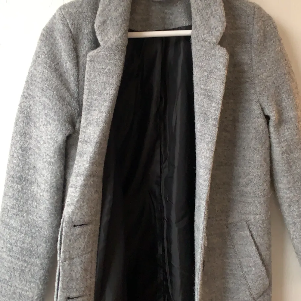 En grå h&m kappa som knappt är använd. Ordinarepris 299kr säljes för 100kr+ frakt. Storlek 34 (S). Jackor.