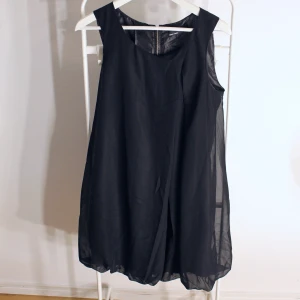 Svart klänning från Vero Moda  - Svart klänning från Vero Moda fintskick  Storlek: M Direkt pris: 45kr, Skriv buden till mig privat eller kommentera på bilden! Buda med minst 5kr varje gång ✨(Alla bud är välkomna) Köpare står för frakten (Du bestämmer vilket paket så länge det uppfyller vikt och storleks kraven)