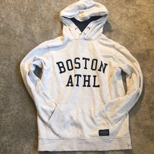 Boston ATHL hoodie - en ganska simpel men snygg och bekväm hoodie/collegetröja💛    ljusgrå och med fickor💛     funkar för både killar tjejer och icke binära💛      40kr + frakt         priset kan diskuteras💛