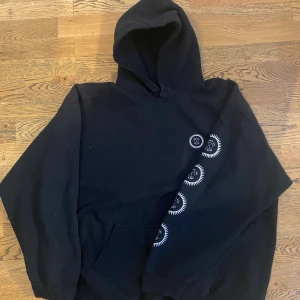 Urban Outfitters Hoodie - Säljer min balla Urban Outfitters hoodie! Varit en stor favorit och har den perfekta ”baggy” hoodie fitten. Det är bara att fråga fler bilder om det behövs! 🤎