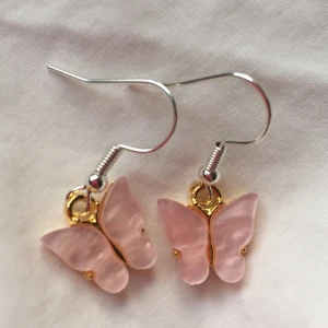 ÖRHÄNGE - har endast ETT par av dessa, många har visst intresse men sedan inte svarar när jag skriver. Så först till kval. Har endast silverkrokar kvar, 39kr med frakt inräknad