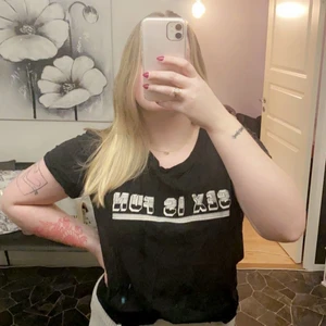 T-shirt  - Snygg trendig tshirt med trycket ”sex is fun”, ganska säker på att den är slutsåld! Använd fåtal gånger, fint skick! Storlek S.