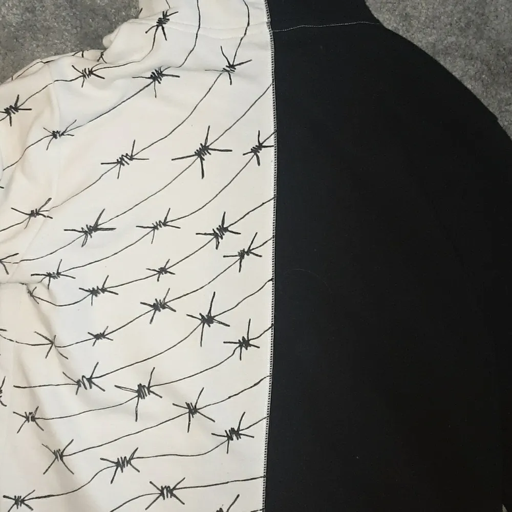 En as cool split custommade hoodie, från Instagram sidan @yordansucks. Kostade 100$ när jag köpte den. Finns bara 1 sån här! Köpare står för frakt. Hoodies.