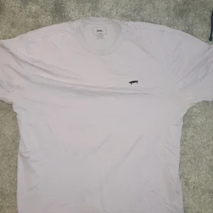 Violet/lila vans t-shirt strl XL - En lila/violet vans t-shirt i xl. Känns mer som large! Mkt mer violet färg än vad som visas på bilden. Betala med swish, köpare står för frakt.