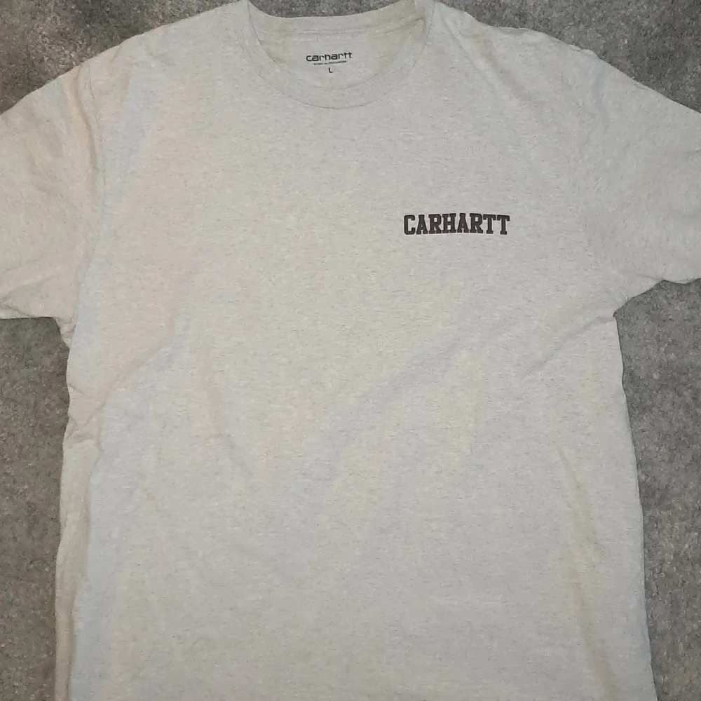 En grå carhartt t-shirt, skulle säga den känns mer som en medium. Betala med swish, köpare står för frakt. . T-shirts.