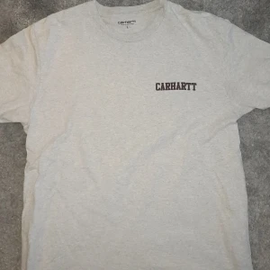 Simpel carhartt t-shirt strl large - En grå carhartt t-shirt, skulle säga den känns mer som en medium. Betala med swish, köpare står för frakt. 