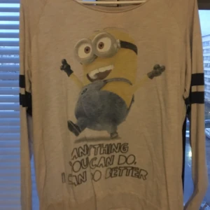 Miniontröja! - En jättesöt minion tröja köpt i London. Tröjan är i storlek L och är tunn. Texten är ”Anything you can do I can do better”. Använd endast ett fåtal gånger ✨  Skriv gärna vid frågor :)
