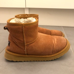 Ugg - Vintersko från Ugg Australia i storlek 36. Kan mötas upp i centrala Västerås eller Leksand. Skickas på poster mot en fraktkostnad på +69 kr. - Finns på fler sidor.  - Tar endast emot betalning via swish.