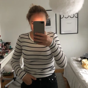 Topp - Säljer denna superfina långärmade toppen med fint mönster! Använd fåtal gånger så den är i väldigt bra skick😍 Storlek XS