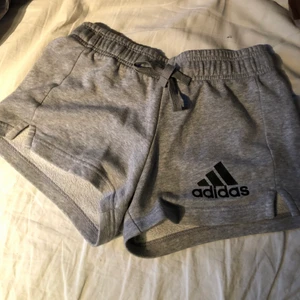 Adidas shorts - Grå korta adidas shorts🤍 liten slits på framsidan och en ficka på baksidan🤍 fint skick, FRI FRAKT🤍