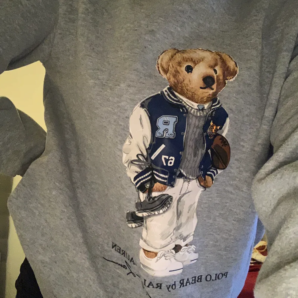 Polo bear hoodie jag säljer den för att jag vill hitta min nya stil och därför sälja det som jag inte kommer ha på mig :) org pris 600-700 kommer inte ihåg. Priset är 150 men ni kan buda 🥰ha en fortsatt trevlig dag. Övrigt.