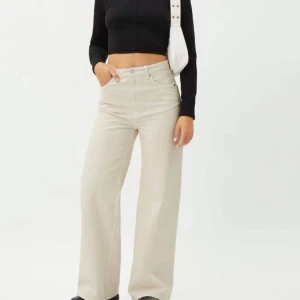 Weekday jeans - Weekday jeans i modellen ACE i färgen vit!              Storleken är W 25 L 34. Väldigt bra skick och inga hål.           150kr + frakt ✨ 