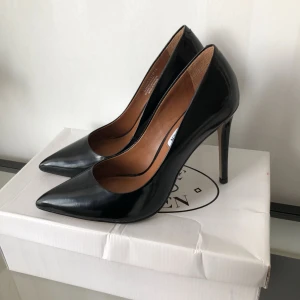  - Svarta pumps från Steve Madden, använda en gång men de är försmå för mig. Står storlek 37 i skorna men är som 36.
