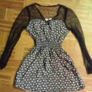  - Aldrig använd klänning med fågel-tryck. 50kr.