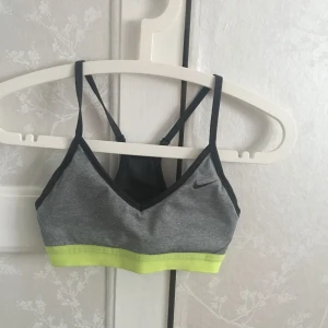  - En sport bh från nike som knappt använts pga den är för liten, i storlek xs! 