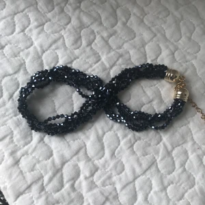  - Vackert halsband att bära på bal eller till fest 