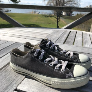  - Svarta låga converse i fint skick, väldigt sparsamt använt! Köparen står för frakten