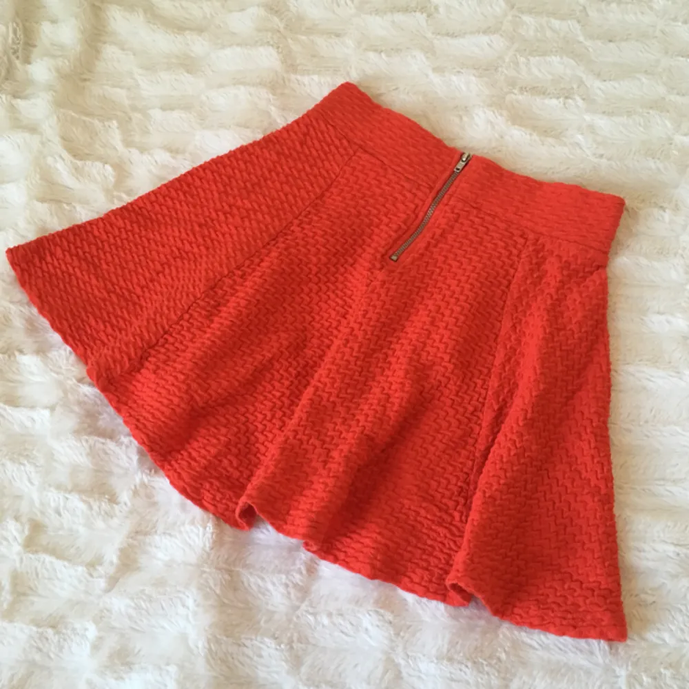 Orange kjol från H&M Divided, det är också lite hög i midjan. Använd en gång bara.  Swish, kan mötas upp runt Sthlm. Köparen står för frakt 🌻. Kjolar.