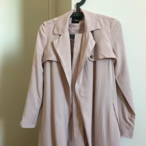  - Asos Petite ljus rosa jacka. Perfekt för sommar och tidig höst. Använd endast en gång. Det finns ett bälte på samma färg också som hängde i första bilden. Jag är 150cm i längden.  Swish, eller möts upp runt Sthlm. Jag står för frakt 🌻
