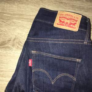  Snygga Levis jeans! Använda kanske två gånger. Skulle säga att de är nya. Gillar själv inte att använda jeans byxor och de är för små på mig så får sälja  dem nya. Sänkt pris från 199 till 159! Passa på! 