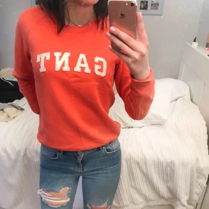  - Säljer min Gant-tröja som jag endast använt 2 gånger! Säljes på grund av att jag fick denna i present och den ligger bara och vilar i garderoben.  Köparen står för frakten!