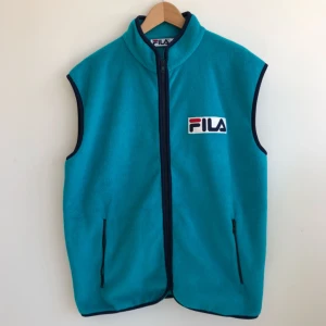  - Filaväst. L herrstorlek passar även personer med mindre storlek, som oversize modell. Hämtas upp eller skickas, frakt ingår. 