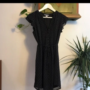  - Prickig svart klänning från h&m. Aldrig blivit av att jag använt den. Fraktar endast, ej medräknat i pris.