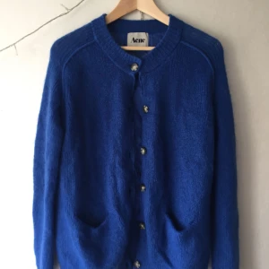  - Fin elektriskt blå kofta från Acne! Gjord på mohair och acrylic. Mysig och bra passform! (Frakt tillkommer)