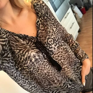 - Superfin blus i leopardmönster, går att använda på olika sätt🌷 knyten på blusen, fint skick, använd max 3 ggr. Frakt; 30kr