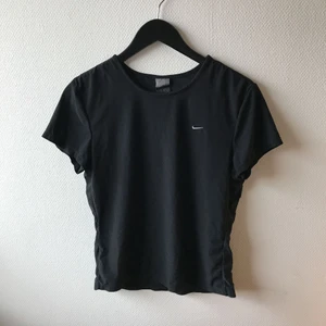  - Skön t-sjukt från Nike. Står XL men skulle säga M, funkar fint på mig som normalt sätt har XS/S