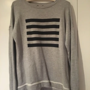  - Tröja från Forever 21, köpt i New York för ca två år sen. Mycket skön tröja att ha en sommarkväll eller liknande :)   Tröjan har slitna detaljer och är en färg som passar alla.  Betalning via Swish! Möts upp i Stockholm eller så står köparen för frakt <3